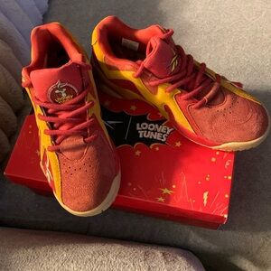 Hurrikaze II Low Looney Tunes men 7 1/2 New